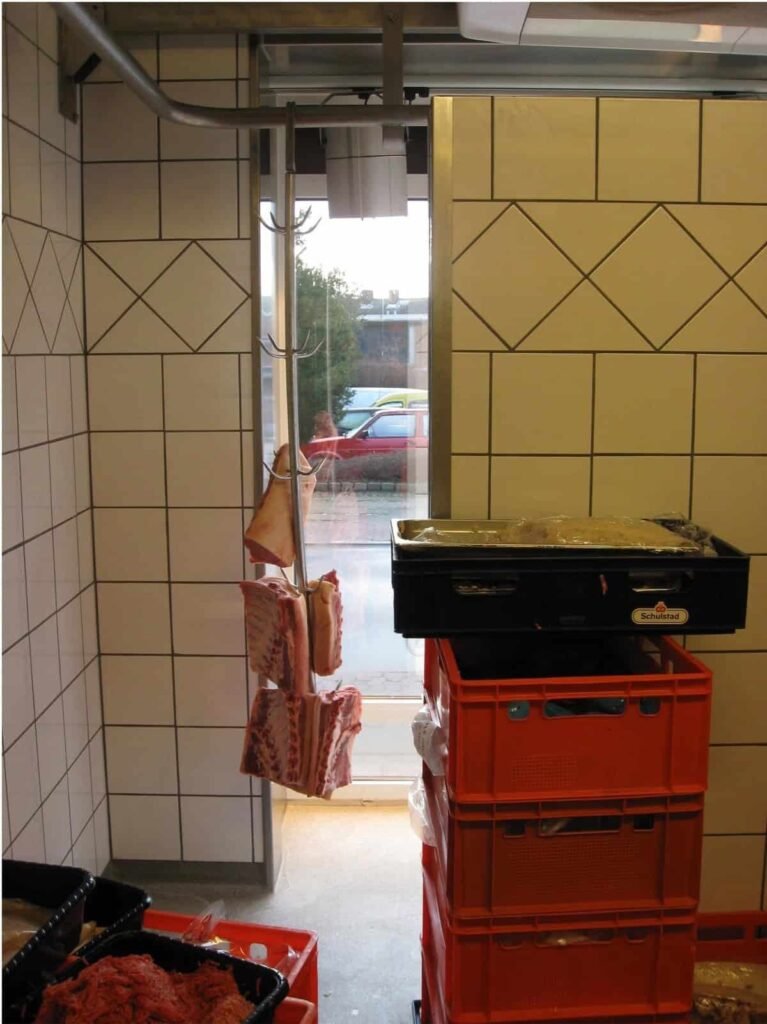 Køle- og fryserum til detailhandel Celltherm-koelerum-hos-slagter-med-koedhaeng