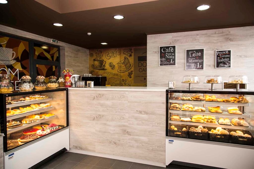 Kagemontre og brøddiske Vista-kagekoelere-dom-cafe