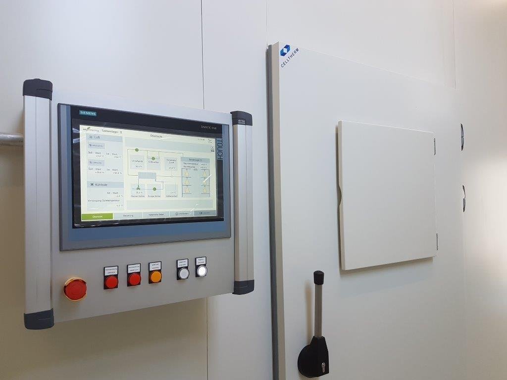 Kølerumsdøre, porte og luger til køle-/ og fryserum Celltherm-haengslet-koelerumsdoer-med-rude-og-moerklaegningsklap